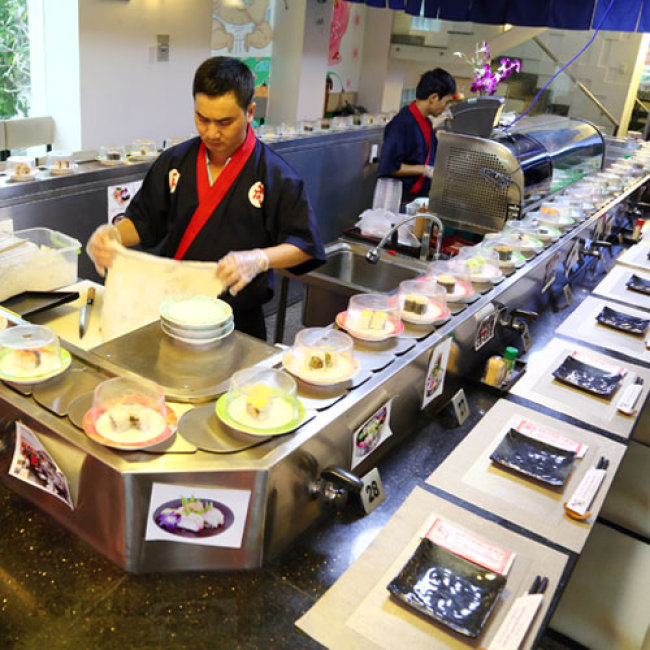 Trải nghiệm thú vị tại nhà hàng sushi băng chuyền