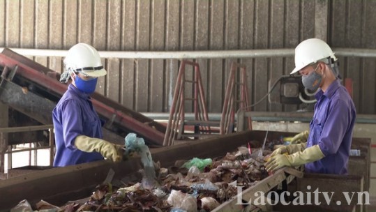 Công nhân xây dựng phân loại rác thải xây dựng tại công trường