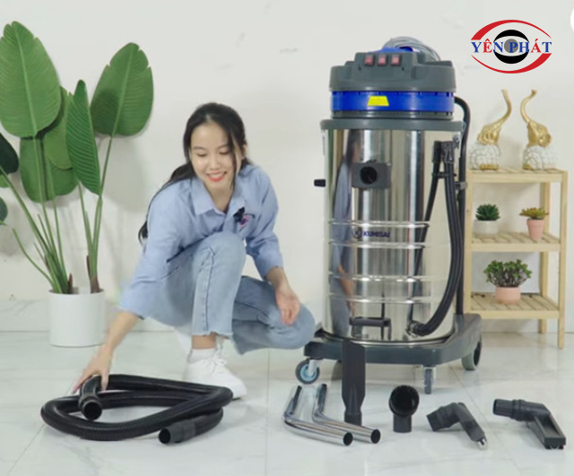 Nhân viên kỹ thuật hướng dẫn khách hàng sử dụng máy hút bụi công nghiệp