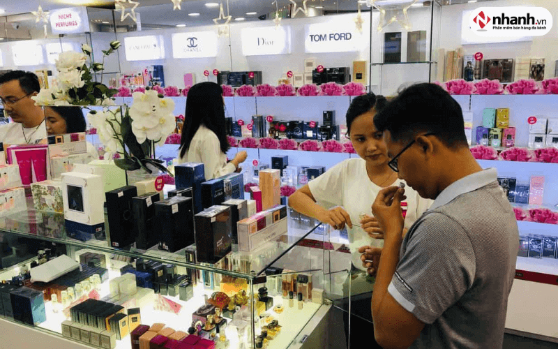 Khách hàng đang phân vân trước sự đa dạng của các loại nước hoa trong một cửa hàng lớn