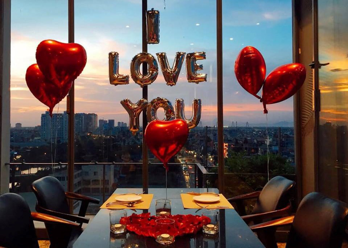 Bàn ăn tối được trang trí lãng mạn với nến và hoa tại một nhà hàng sang trọng