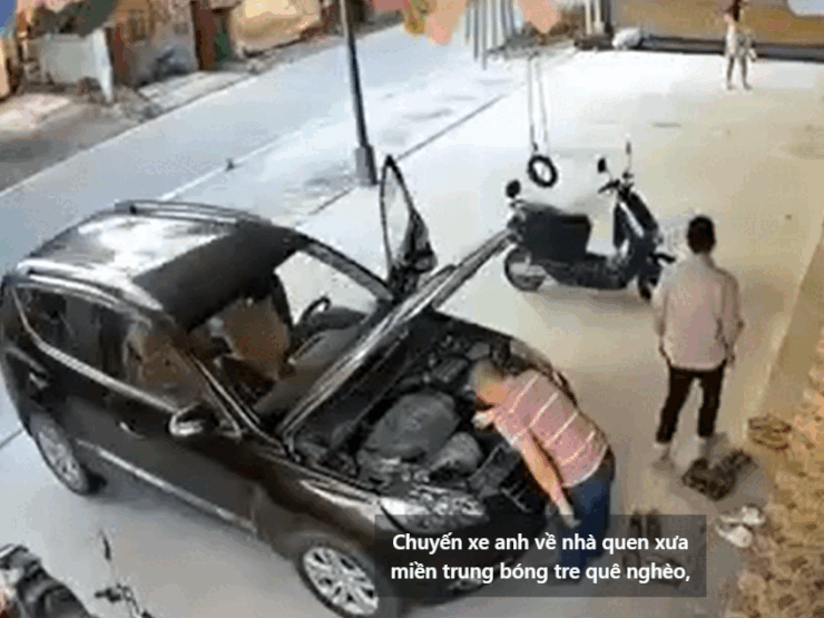 Người đàn ông kiểm tra xe ô tô sau khi được cứu hộ