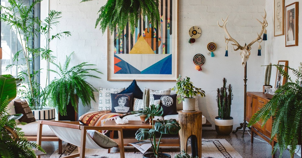 Phòng ngủ Biophilic với cửa sổ lớn nhìn ra vườn cây