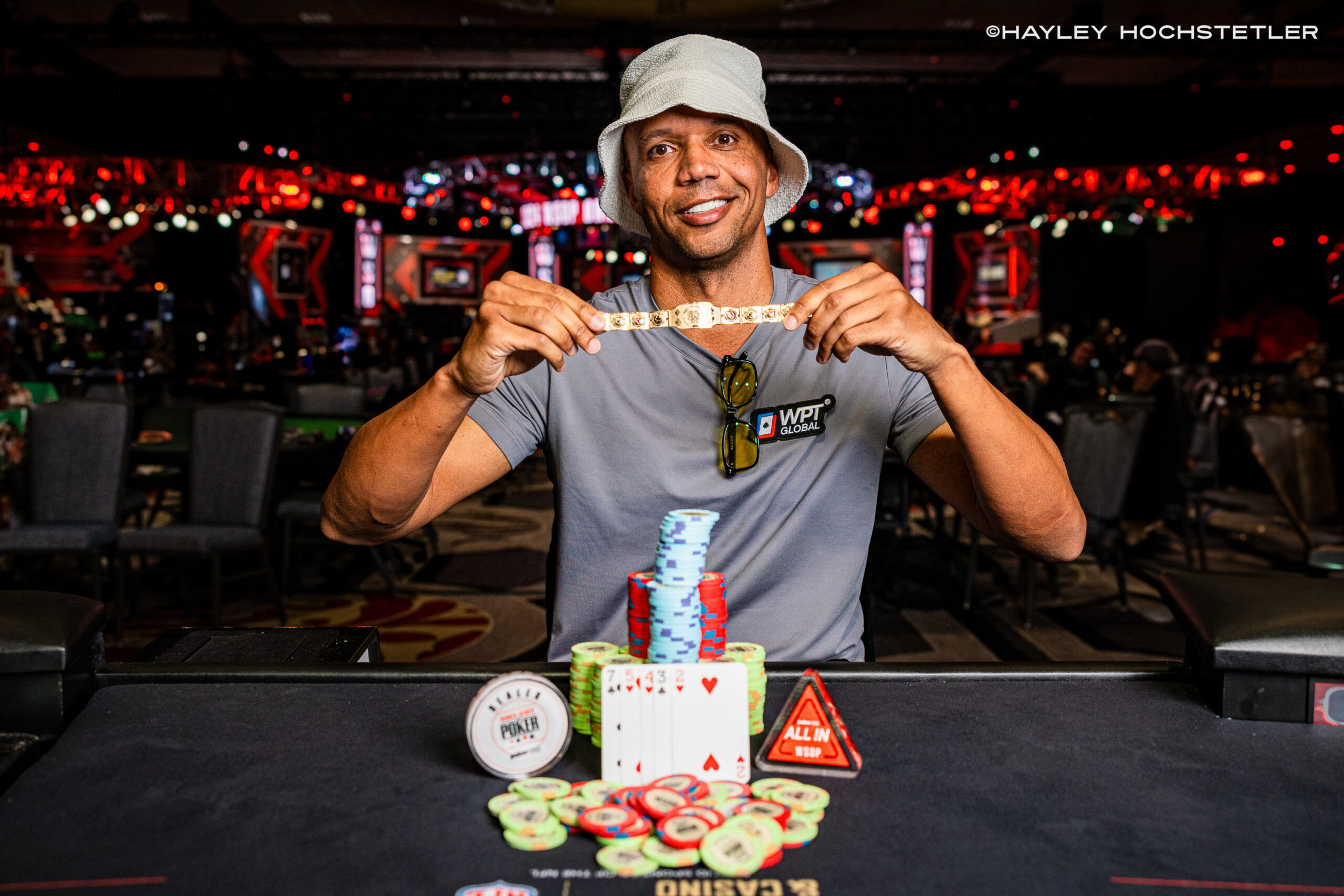 Phil Ivey với một trong những chiếc vòng tay WSOP danh giá