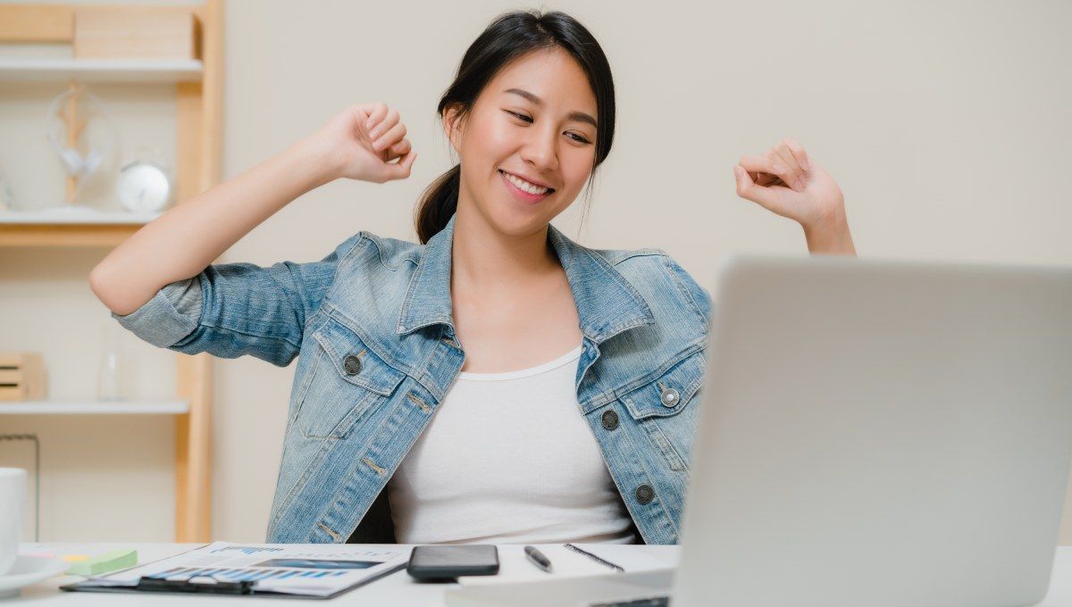 Người đang cân nhắc lựa chọn nhà bạt phù hợp với sự kiện