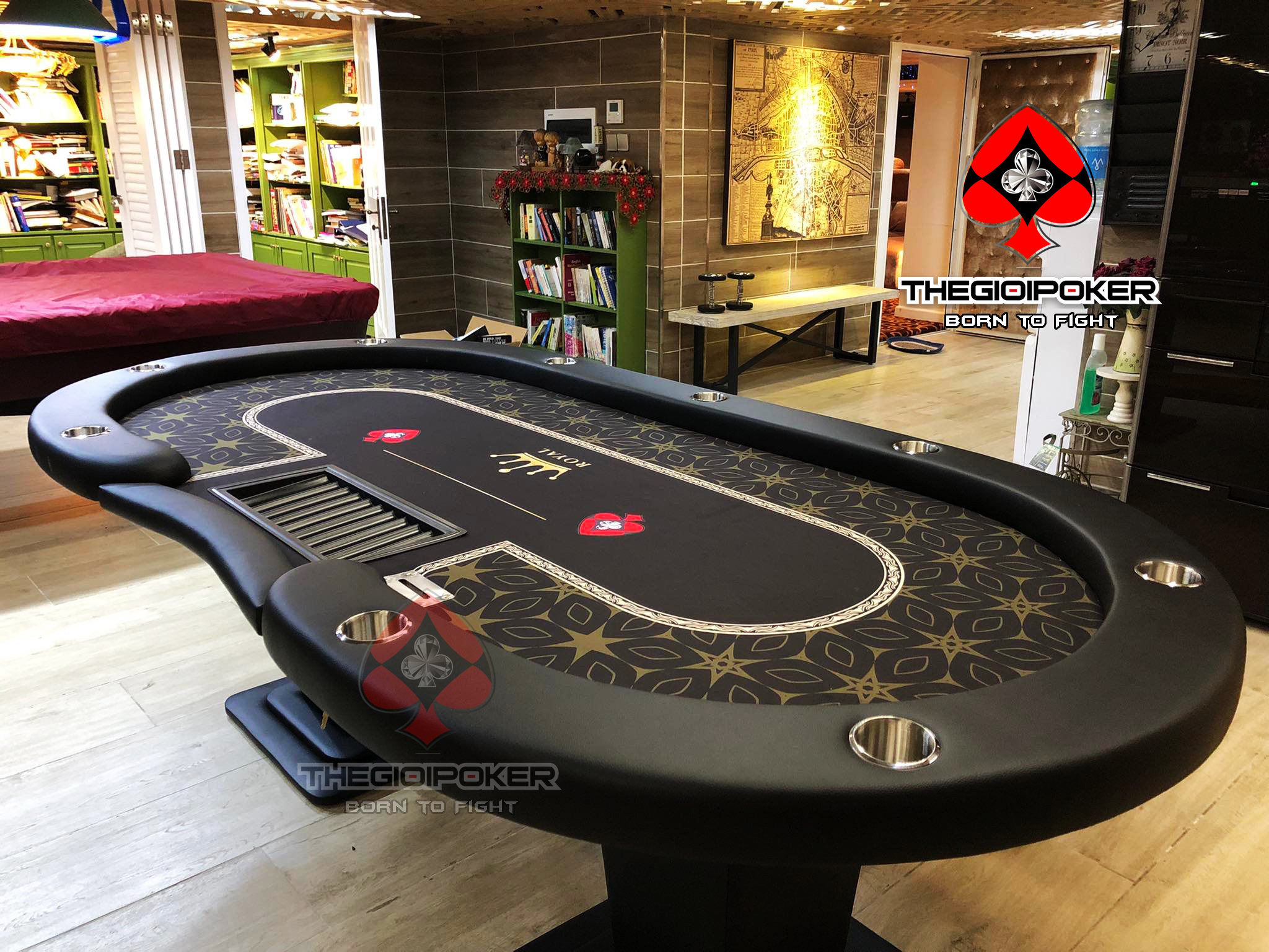 Một bàn poker với đầy đủ các yếu tố tạo ra vô vàn tình huống để luyện tập tính xác suất