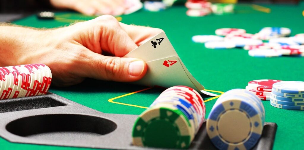 Người chơi poker đang tập trung cao độ suy nghĩ chiến thuật cho ván bài tiếp theo