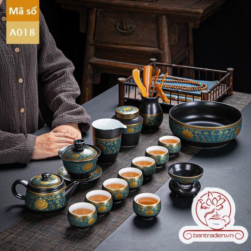 Bàn trà đạo với ấm chén gốm sứ thể hiện sự tinh tế của văn hóa thưởng trà