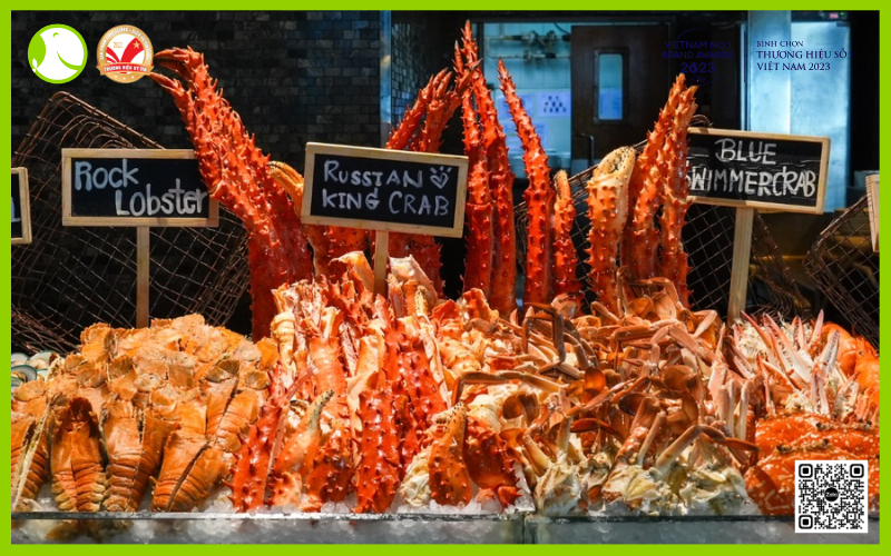 Một góc quầy hải sản cao cấp tại nhà hàng buffet 5 sao với tôm hùm và cua hoàng đế là điểm nhấn