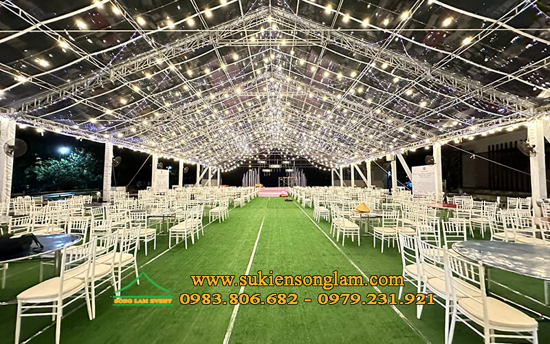 Đám cưới lãng mạn được tổ chức trong nhà bạt trong suốt