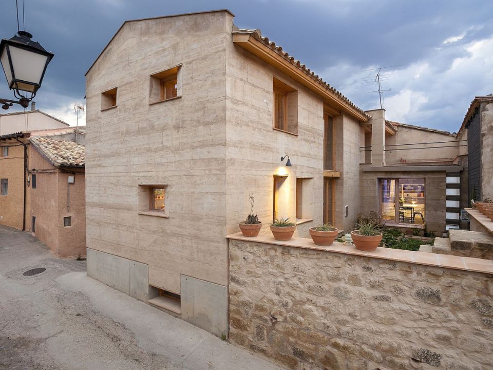 Ngôi nhà làm bằng đất nện mang đến vẻ đẹp mộc mạc và khả năng cách nhiệt tốt