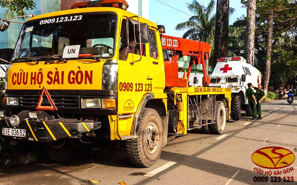 Xe cứu hộ giao thông của Cứu Hộ Sài Gòn đang thực hiện nhiệm vụ