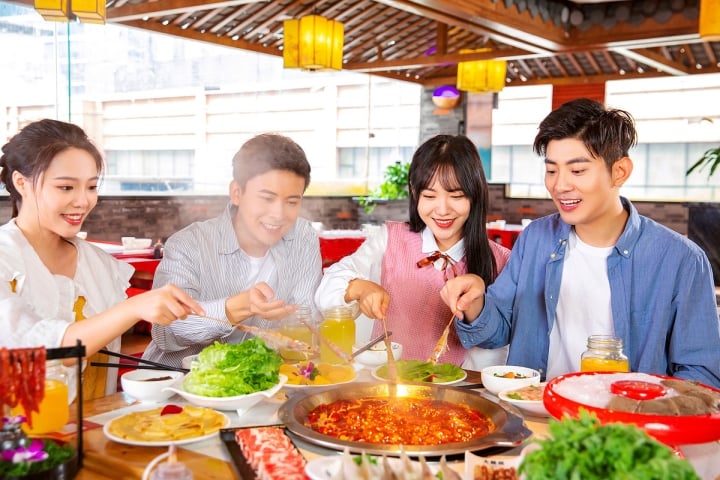 Thưởng thức lẩu dê Ninh Bình cùng bạn bè trong không gian ấm cúng