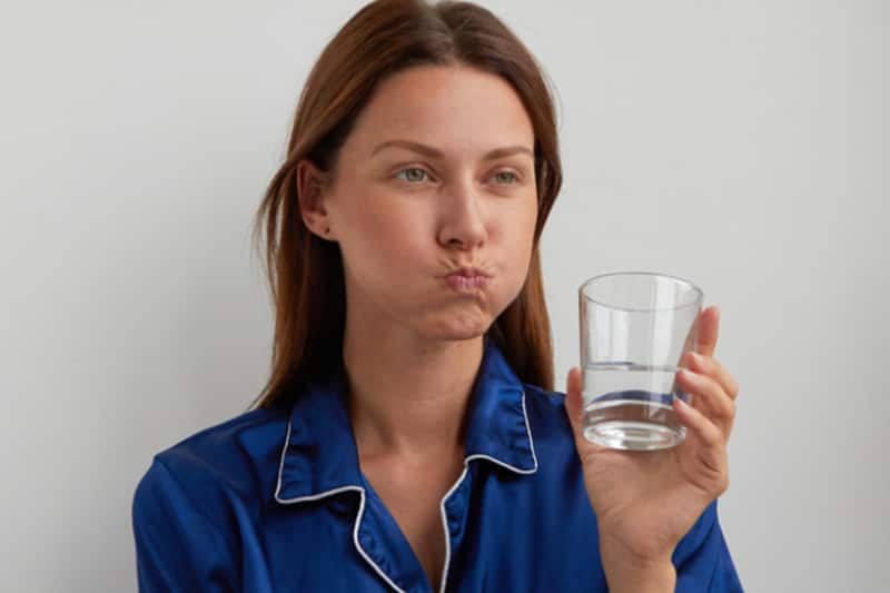 Vệ sinh răng miệng nhẹ nhàng và súc miệng bằng nước muối sinh lý ấm là rất quan trọng sau khi cắt lợi