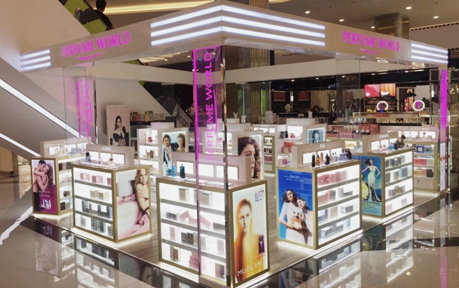 Khu vực nước hoa sang trọng và đa dạng tại một trung tâm thương mại lớn ở Quận 7