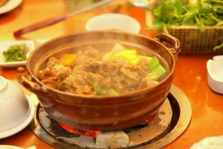 Thưởng thức lẩu dê Ninh Bình nóng hổi trong không gian ấm cúng là trải nghiệm ẩm thực đáng giá