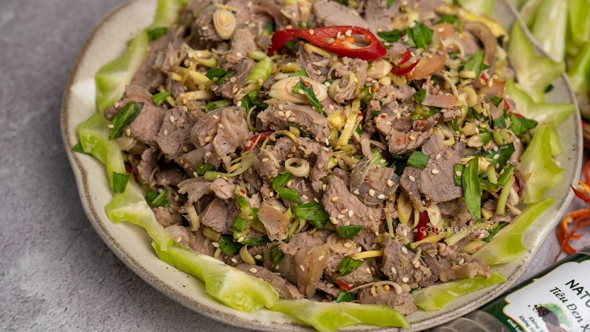 Dĩa dê tái chanh với đầy đủ gia vị ăn kèm món khai vị được yêu thích