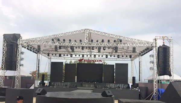 Sân khấu ngoài trời được trang bị đầy đủ âm thanh ánh sáng chuyên nghiệp