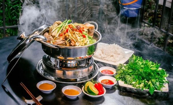 Thưởng thức lẩu dê Ninh Bình cùng bạn bè và người thân là trải nghiệm tuyệt vời