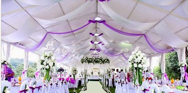 Trang trí nhà bạt cho đám cưới với hoa tươi và đèn lồng tạo không gian lãng mạn