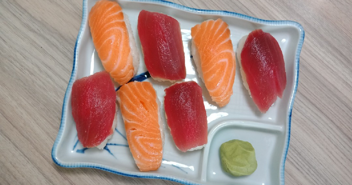 Hình ảnh các loại nigiri sushi phổ biến cá hồi cá ngừ tôm lươn và trứng tráng