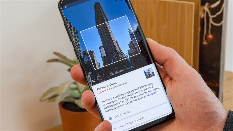 Người dùng sử dụng điện thoại để tìm kiếm thông tin về dịch vụ cho thuê nhà bạt trực tuyến