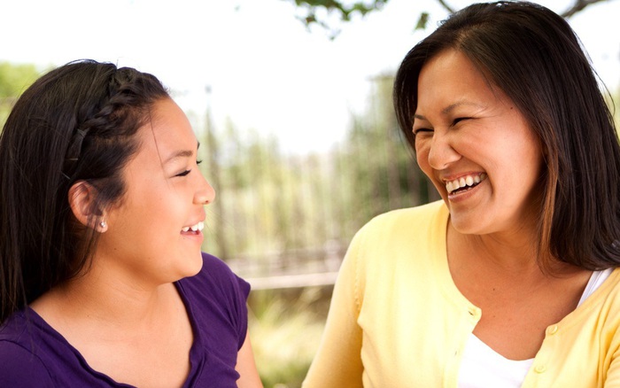 Hình ảnh minh họa cho thấy sự quan trọng của việc chia sẻ và nhận được sự hỗ trợ từ người thân bạn bè trong quá trình đối phó với bệnh tật