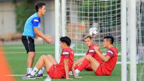 Vận động viên bóng đá đang được điều trị vật lý trị liệu tại Trung Tâm Phục Hồi Chấn Thương Thể Thao IRC