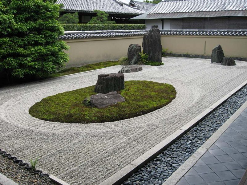 Vườn thiền Nhật Bản với đá sỏi và cây bonsai