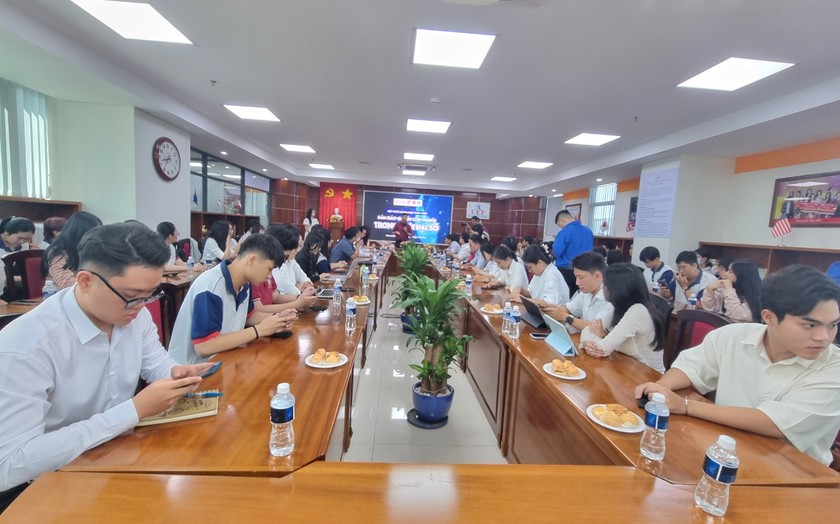 Hình ảnh minh họa các sinh viên luật đang tranh luận sôi nổi về một vấn đề pháp lý thể hiện tư duy phản biện và khả năng giao tiếp