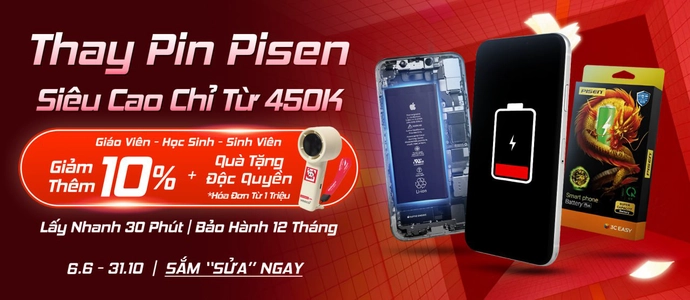 Khách hàng đọc đánh giá về trung tâm sửa chữa điện thoại trên điện thoại trước khi quyết định lựa chọn