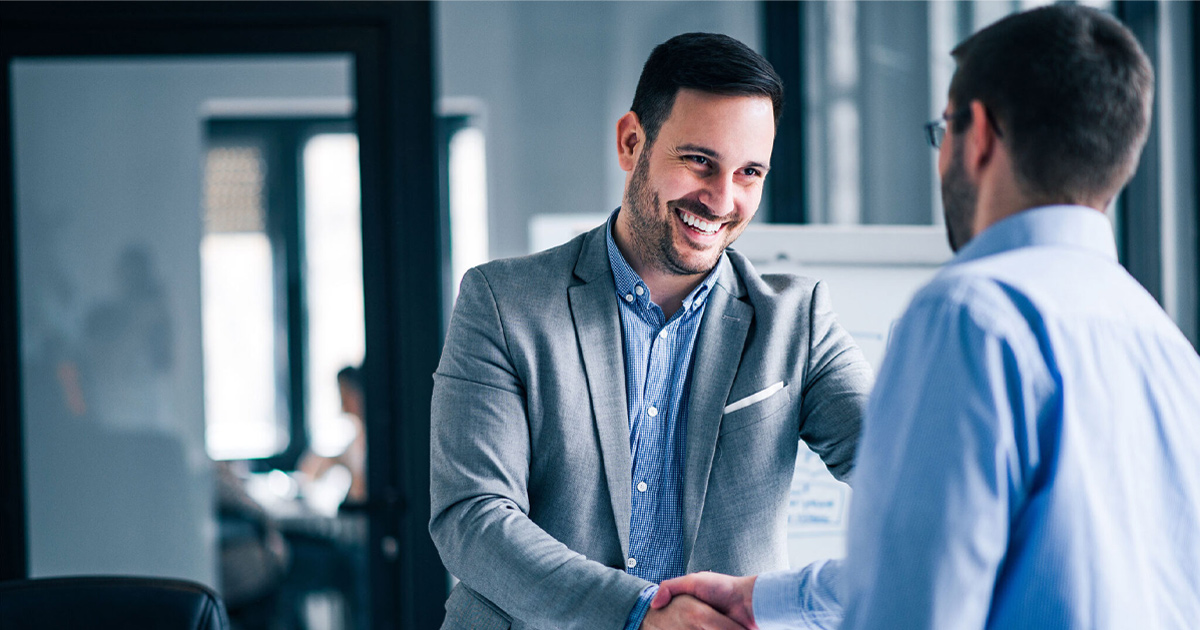 Nhân viên bán hàng tư vấn tận tình giúp khách hàng chọn được sản phẩm ưng ý