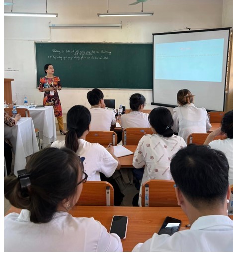 Sinh viên IT chủ động ghi chép kiến thức trong buổi đào tạo tại công ty