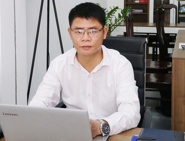 Một người đang tìm hiểu thông tin và đọc đánh giá về các công ty thám tử trên laptop trước khi đưa ra quyết định