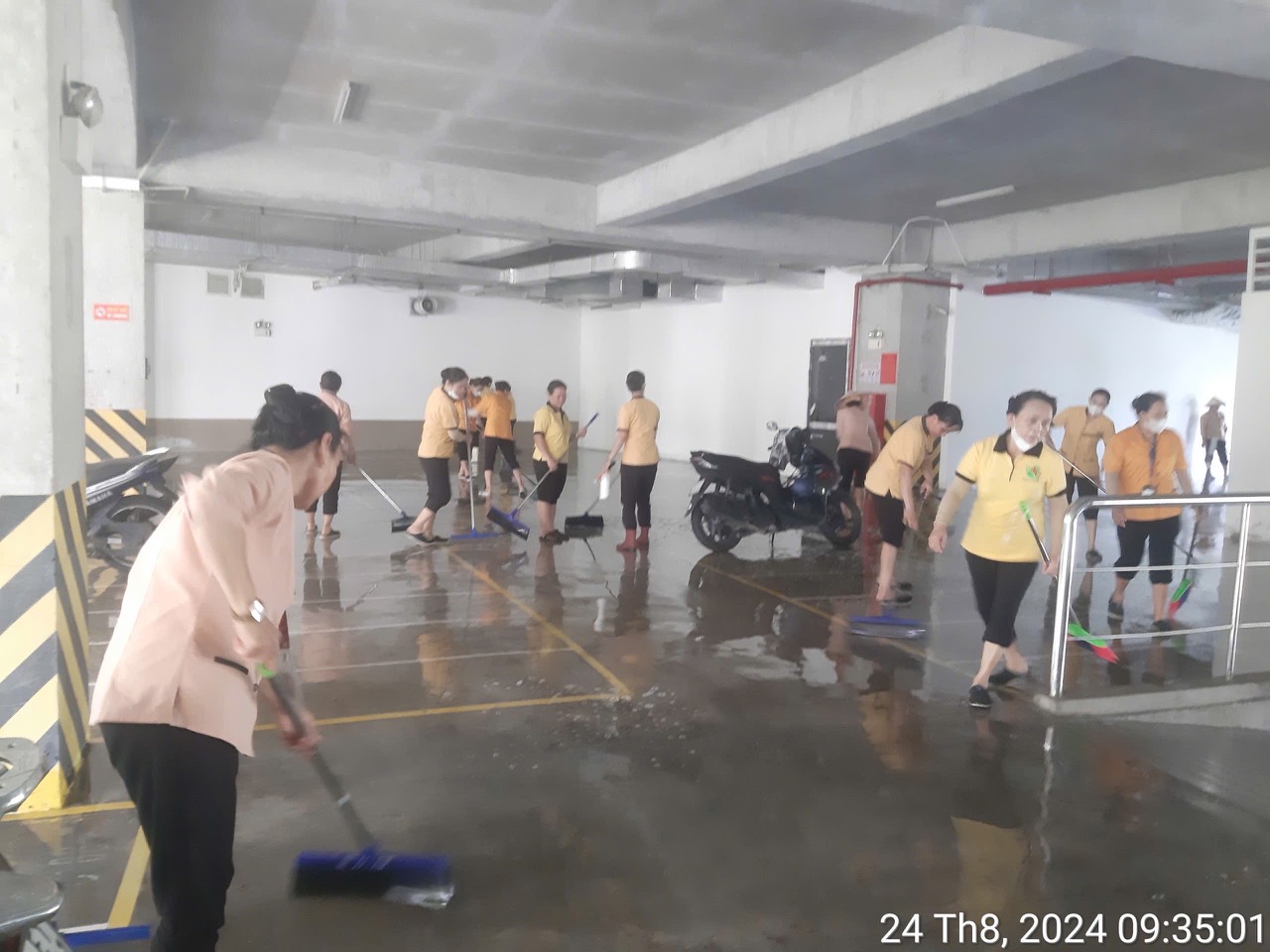 Đội ngũ nhân viên chuyên nghiệp của Vệ Sinh A luôn sẵn sàng phục vụ