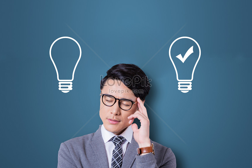 Một người đang cân nhắc và suy nghĩ trước nhiều lựa chọn khác nhau