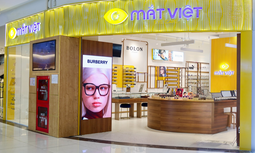 Cửa hàng Mắt Việt với không gian trưng bày hiện đại và sang trọng