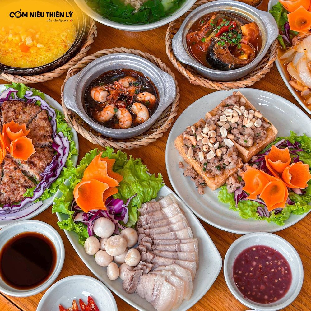 Cơm niêu Sài Gòn với cá kho tộ rau luộc và mắm cà gợi nhớ hương vị quê nhà