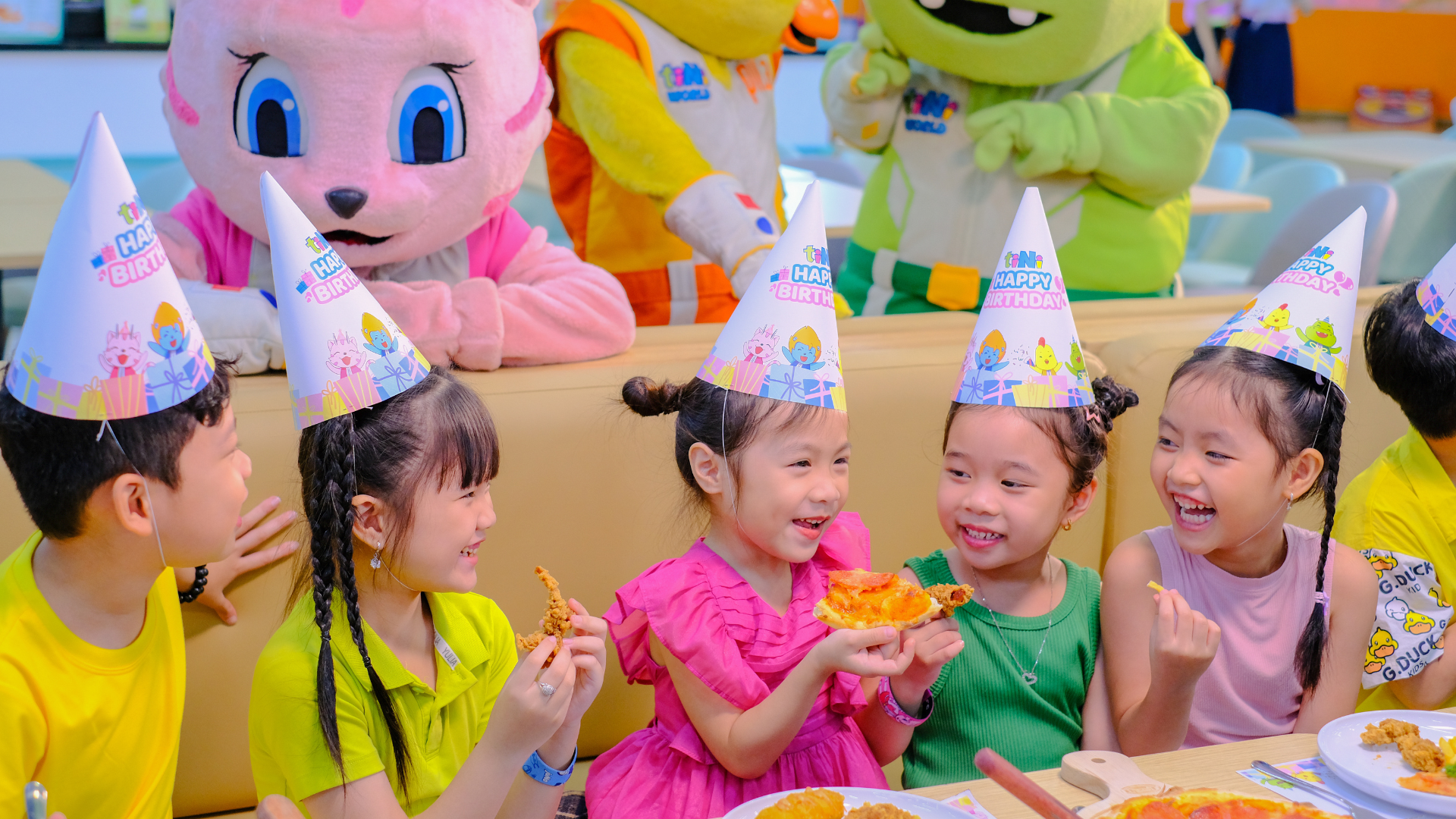 Tiệc sinh nhật tại tiNiWorld với khu vui chơi rộng rãi và nhiều trò chơi