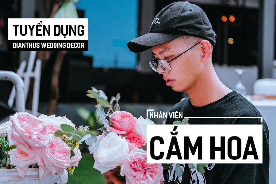 Nhân viên trang trí đám cưới đang tỉ mỉ cắm hoa thể hiện sự chuyên nghiệp và tận tâm