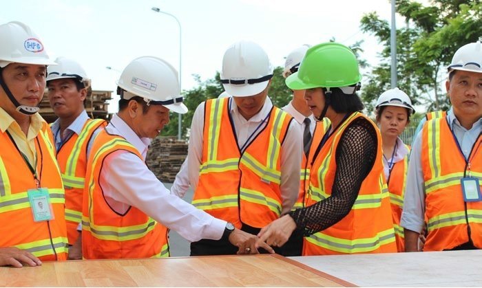 Nhân viên Tên Cửa Hàng tư vấn cho khách hàng