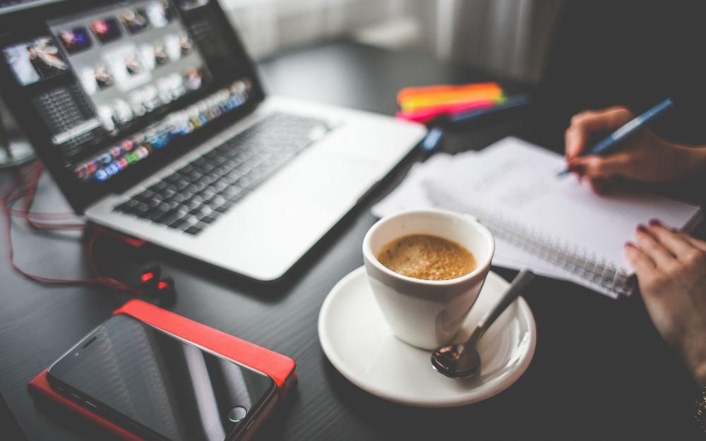 Người dân Tân Phú sử dụng laptop để làm việc và giải trí