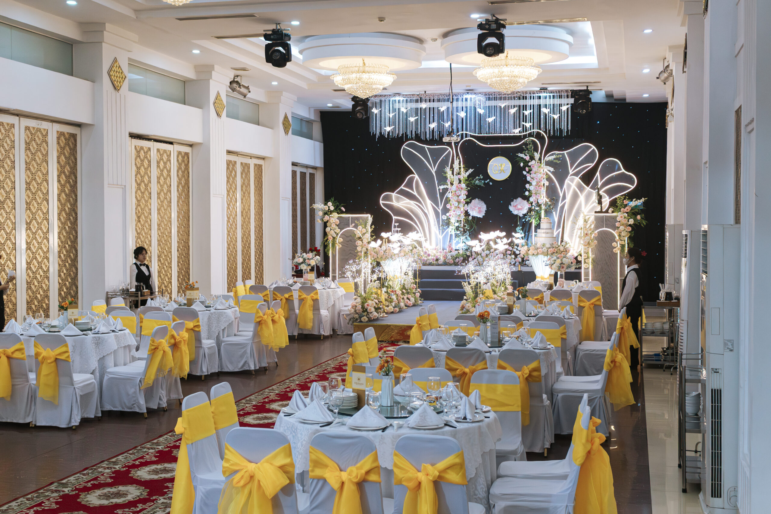 Sảnh tiệc cưới rộng lớn tại Sun Palace với trang trí hoa tươi cầu kỳ