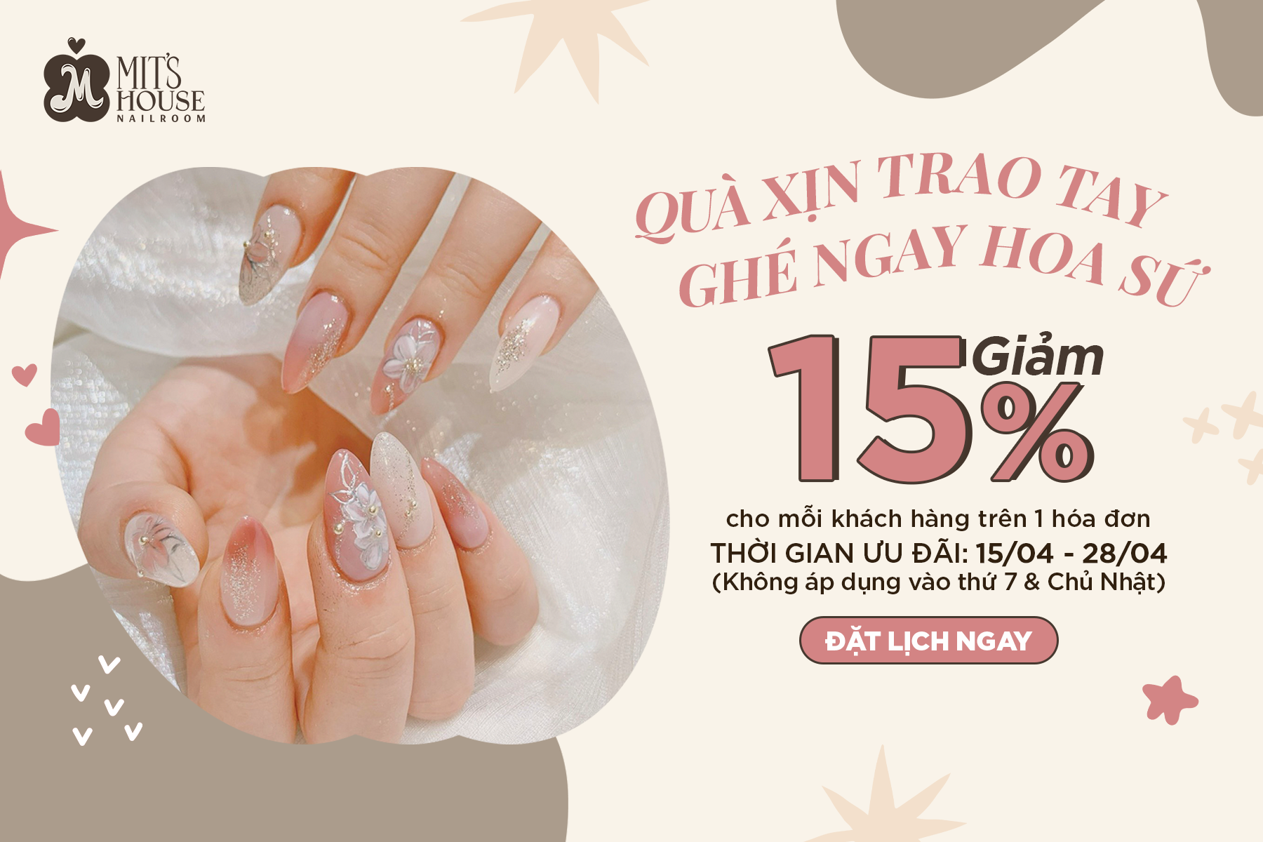 Khách hàng vui vẻ khi nhận được ưu đãi từ tiệm nail box