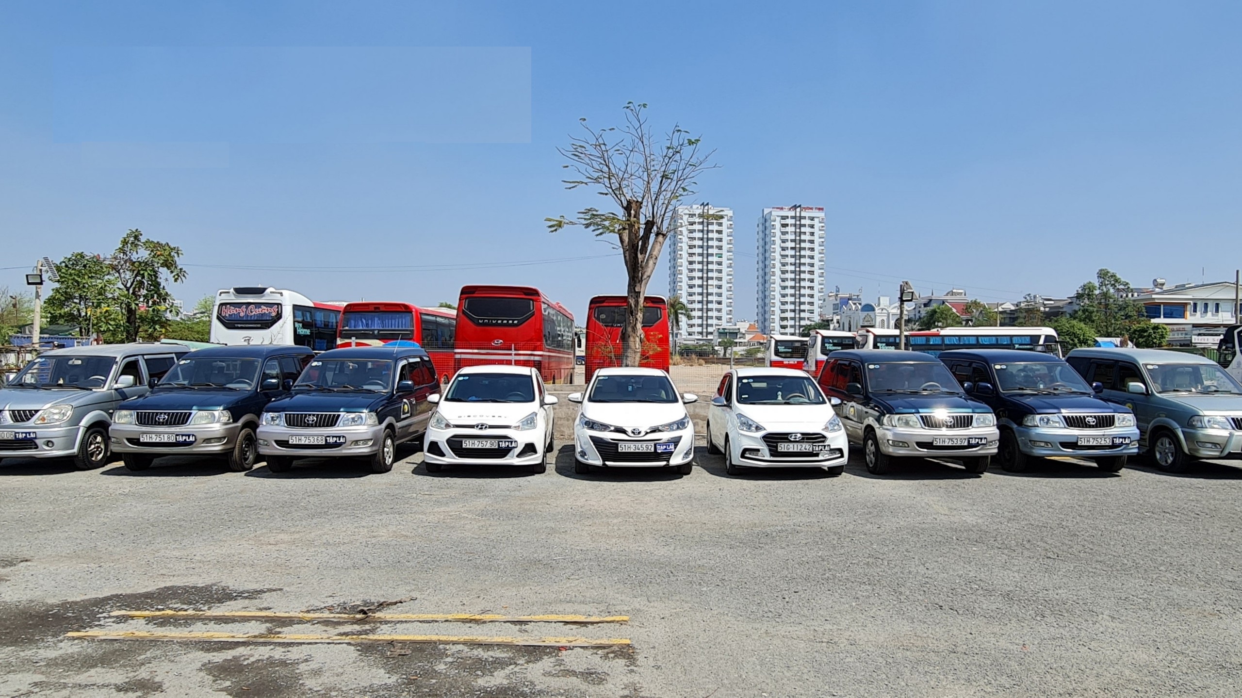 Sân tập lái xe rộng rãi với nhiều xe đang tập luyện tại Trung Tâm A