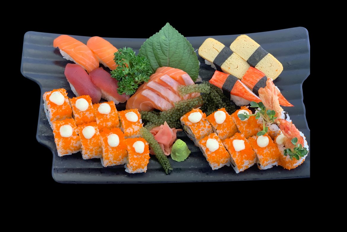 Bàn tiệc sushi với nhiều màu sắc hấp dẫn trẻ em