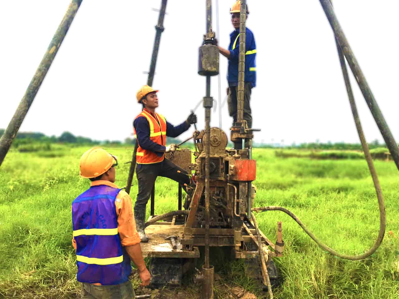 Kỹ sư địa chất đang thực hiện khảo sát địa chất tại một công trình xây dựng sử dụng các thiết bị chuyên dụng để phân tích cấu trúc đất và mực nước ngầm