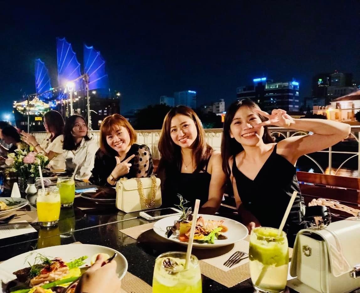 Không khí náo nhiệt và thân thiện tại một quán nhậu đêm ở Sài Gòn