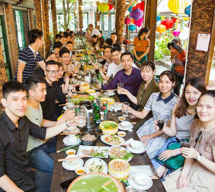 Nhóm bạn đồng nghiệp cùng nhau thưởng thức bữa trưa tại một quán ăn ấm cúng