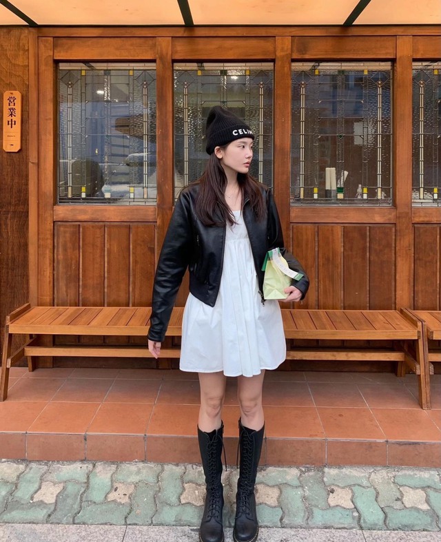 Cô gái tự tin thể hiện cá tính qua trang phục và phụ kiện